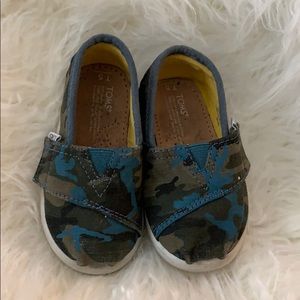Toms blue camo shows for kids